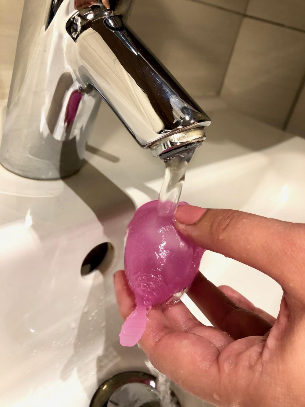 Umývání menstruačního kalíšku